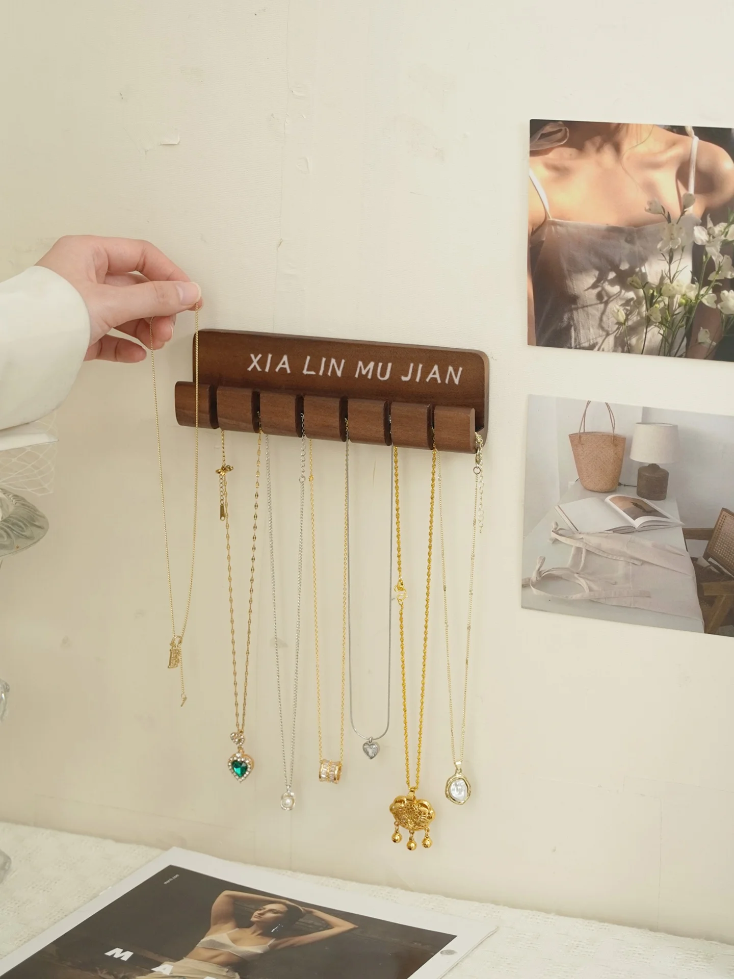 High End Wall Mounted Jewelry Display Stand Nelace Bracelet Storage Organizer Ele Wooden Square ape for Jewelry Store
High End Wall Mounted Jewelry Display Stand Nelace Bracelet Storage Organizer Ele Wooden Square ape for Jewelry Store