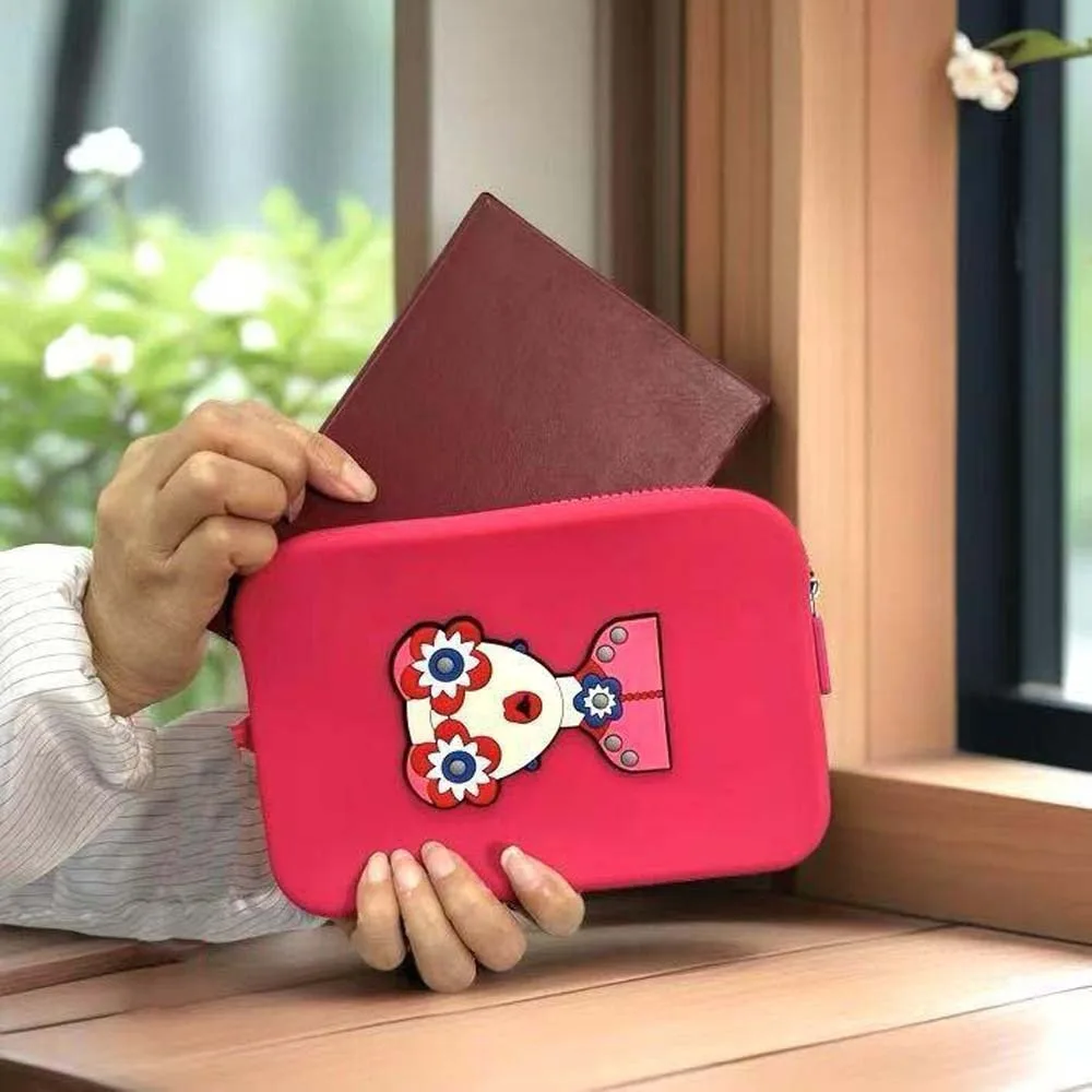 Portable Anti-lost Silicone Wrist Wallet Lightweight Creative Modern Lady Storage Bag Sewn Ethnic Style Cartoon Phone Bag School
Portable Anti-lost Silicone Wrist Wallet Lightweight Creative Modern Lady Storage Bag Sewn Ethnic Style Cartoon Phone Bag School