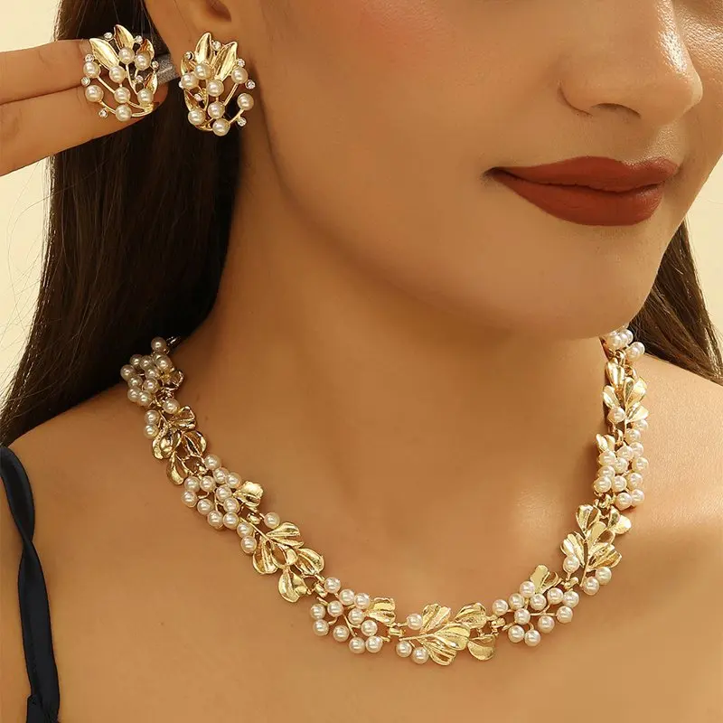 3 Pcs Rhinestone Imitation Pearl Earrings Necklace Set Two-piece Vintage Choker Accessory Light Luxury Jewelry Sets Wedding
3 Pcs Rhinestone Imitation Pearl Earrings Necklace Set Two-piece Vintage Choker Accessory Light Luxury Jewelry Sets Wedding