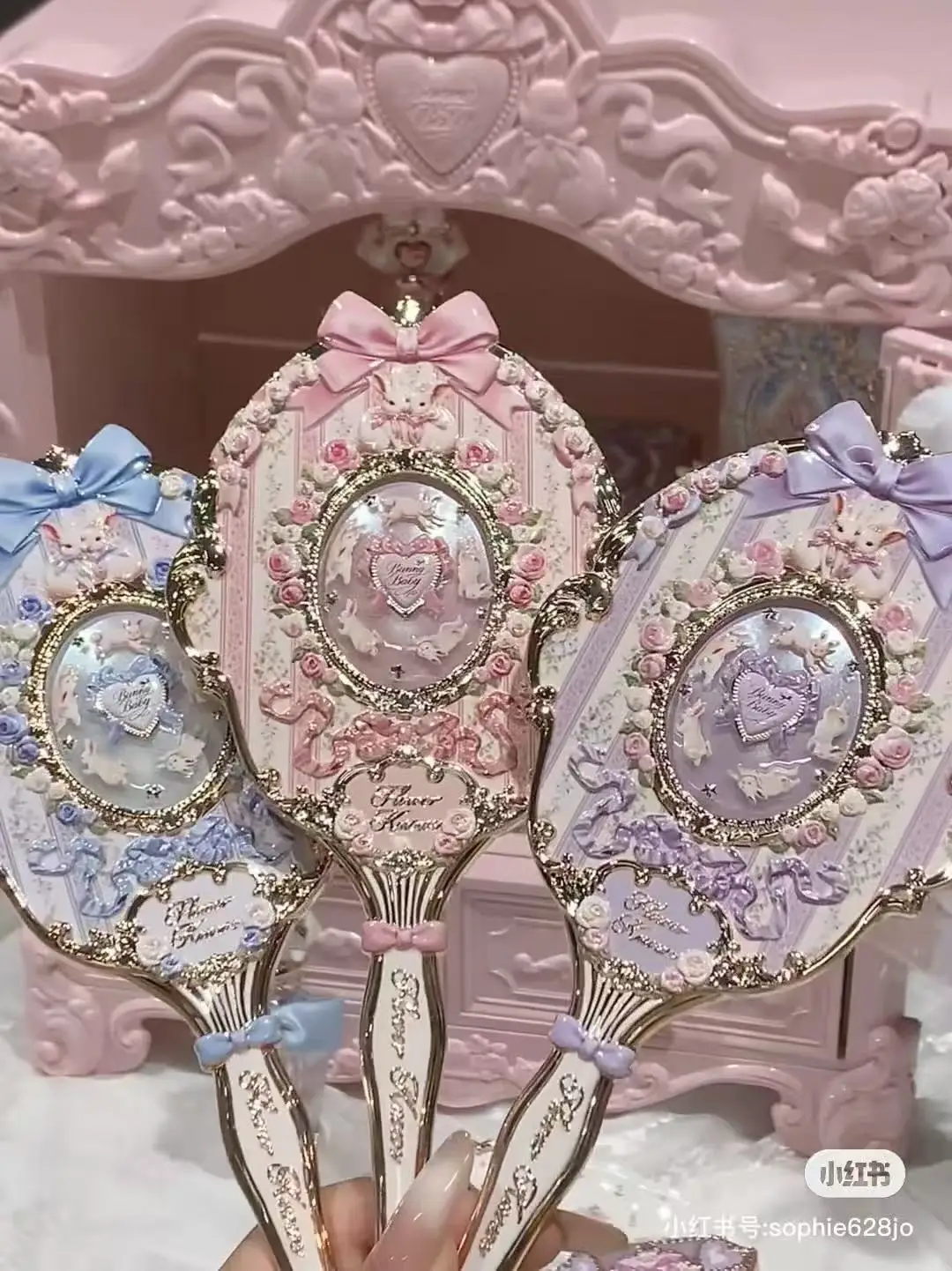 Косметические инструменты Flower Know Bunny Garde Series: мини-зеркало для макияжа, увлажняющий бальзам для губ, косметика
Косметические инструменты Flower Know Bunny Garde Series: мини-зеркало для макияжа, увлажняющий бальзам для губ, косметика