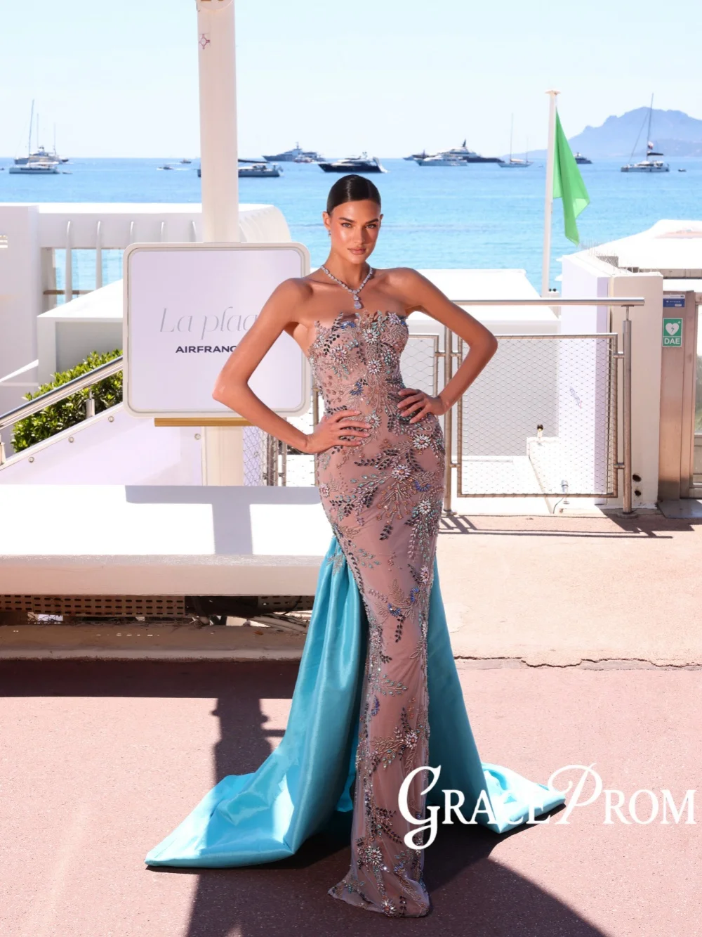 Detachable Train Luxury Beaded Evening Dress Sparkling Crystal Illusion Wedding Party Gown Customized Strapless Banquet Gowns
Detachable Train Luxury Beaded Evening Dress Sparkling Crystal Illusion Wedding Party Gown Customized Strapless Banquet Gowns