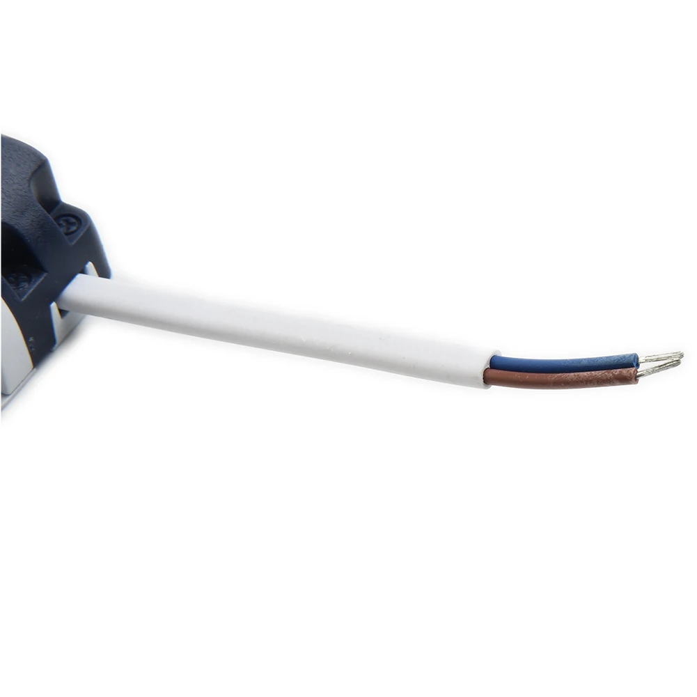 Драйвер для светодиодных ламп, высокопроизводительный, с защитой от короткого замыкания, AC85-265V, с разъемом DC (гнездо)
Драйвер для светодиодных ламп, высокопроизводительный, с защитой от короткого замыкания, AC85-265V, с разъемом DC (гнездо)