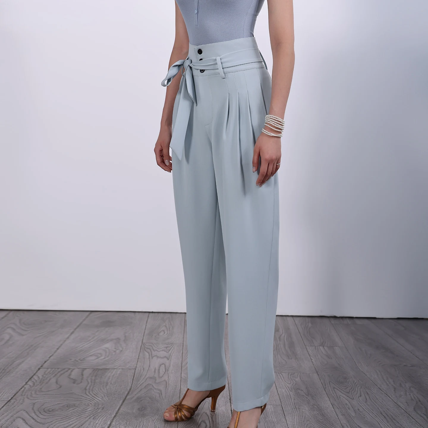 Новинка 2024 года, серые брюки для латинских танцев, женские брюки с высокой талией для латинских танцев, ча-ча-румба, одежда для бальных танцев, одежда для тренировок, танцевальная одежда BL16586
Новинка 2024 года, серые брюки для латинских танцев, женские брюки с высокой талией для латинских танцев, ча-ча-румба, одежда для бальных танцев, одежда для тренировок, танцевальная одежда BL16586