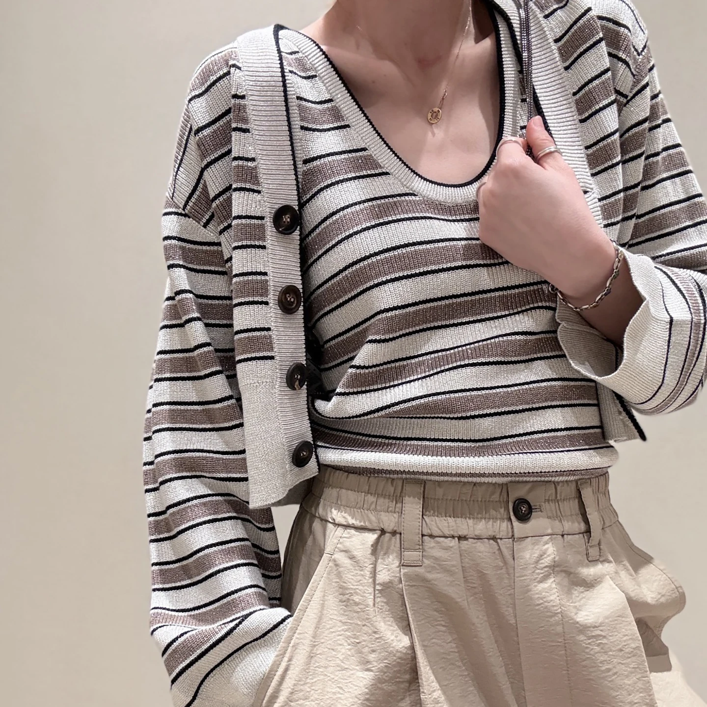 2026 summer new Korean knitted cardigan striped color matching design sense niche long-sleeved thin top women's clothing
2026 summer new Korean knitted cardigan striped color matching design sense niche long-sleeved thin top women's clothing