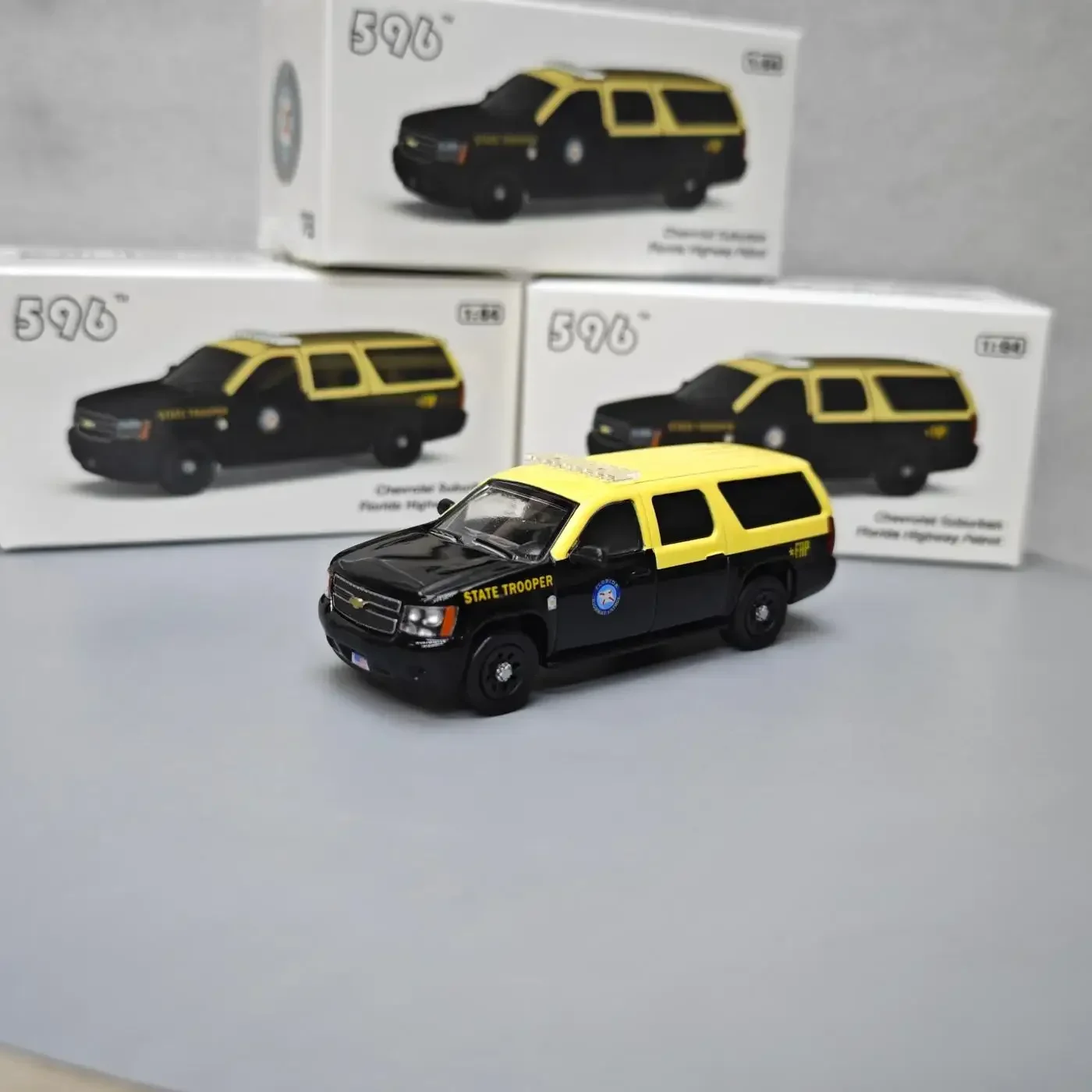 596 1:64 Suburban-Florida, шоссейный патруль, полиция, изысканная модель автомобиля, игрушка из сплава
596 1:64 Suburban-Florida, шоссейный патруль, полиция, изысканная модель автомобиля, игрушка из сплава