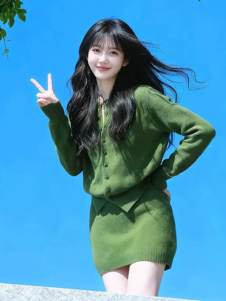 Зеленый однобортный вязаный кардиган с круглым вырезом + облегающая короткая юбка, женский осенне-зимний элегантный комплект из двух предметов
Зеленый однобортный вязаный кардиган с круглым вырезом + облегающая короткая юбка, женский осенне-зимний элегантный комплект из двух предметов