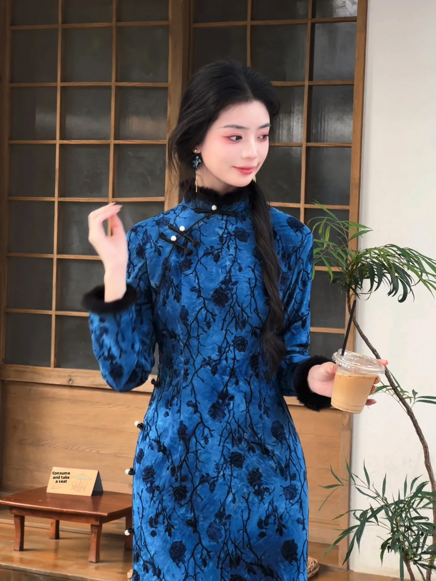 New National Style Women's Long Qipao Skirt with Waist Cinch Warm Fleece Winter Fashionable Chinese Style Long Sleeve Dress
New National Style Women's Long Qipao Skirt with Waist Cinch Warm Fleece Winter Fashionable Chinese Style Long Sleeve Dress