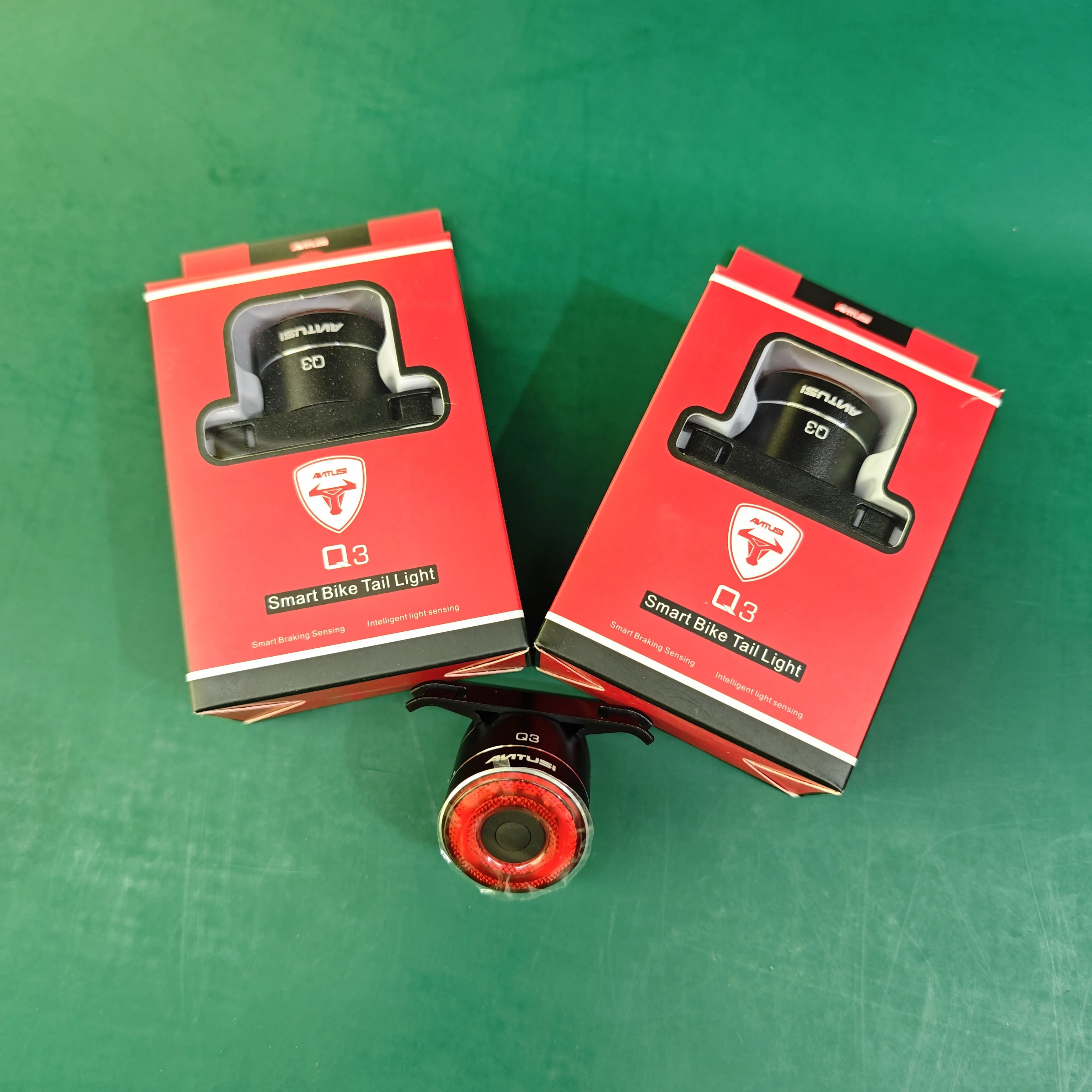 Intelligent Brake Tail Light for Mountain Bikes USB Rechargeable Waterproof Warning Light Device for Outdoor Night Riding
Intelligent Brake Tail Light for Mountain Bikes USB Rechargeable Waterproof Warning Light Device for Outdoor Night Riding