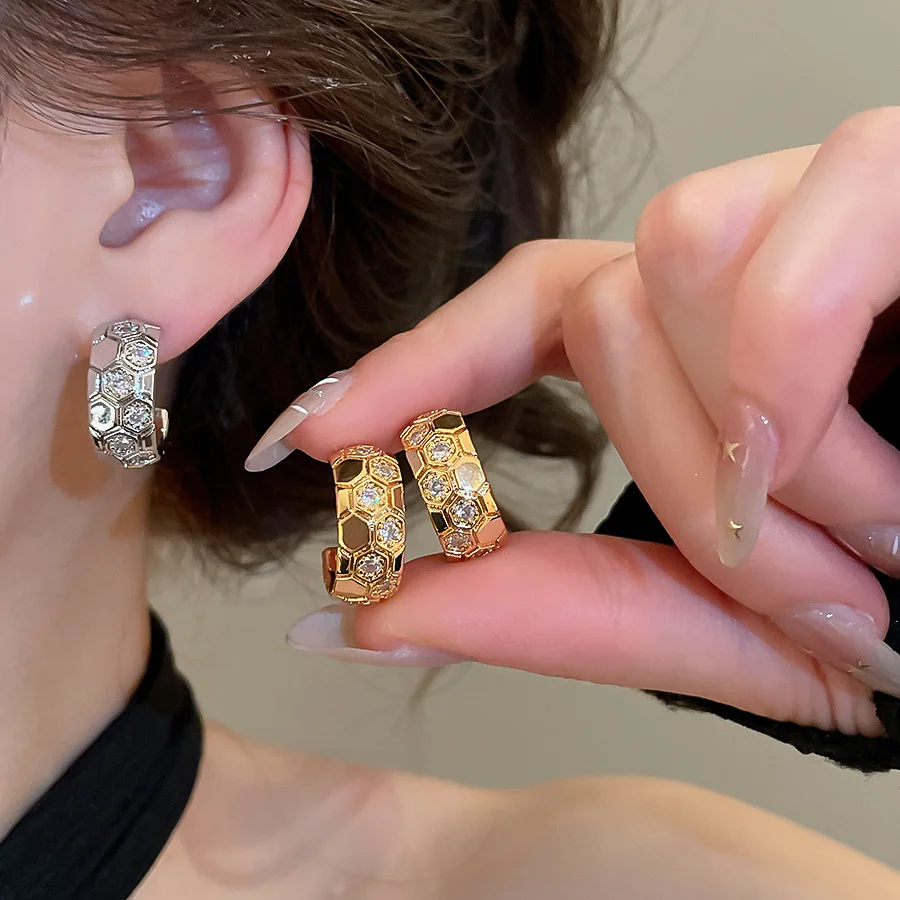 18k Gold Plated Honeycomb Zircon Hoop Earrings for Women Luxury C-shaped Geometric Open Huggie Earrings Fashion Party Jewelry
18k Gold Plated Honeycomb Zircon Hoop Earrings for Women Luxury C-shaped Geometric Open Huggie Earrings Fashion Party Jewelry