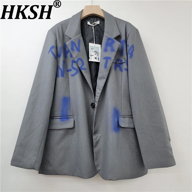 HKSH Осенний новый женский элегантный стильный пиджак Tide High Street, корейский повседневный нишевый дизайн, шикарное пальто с карманами в стиле граффити HK7661
HKSH Осенний новый женский элегантный стильный пиджак Tide High Street, корейский повседневный нишевый дизайн, шикарное пальто с карманами в стиле граффити HK7661
