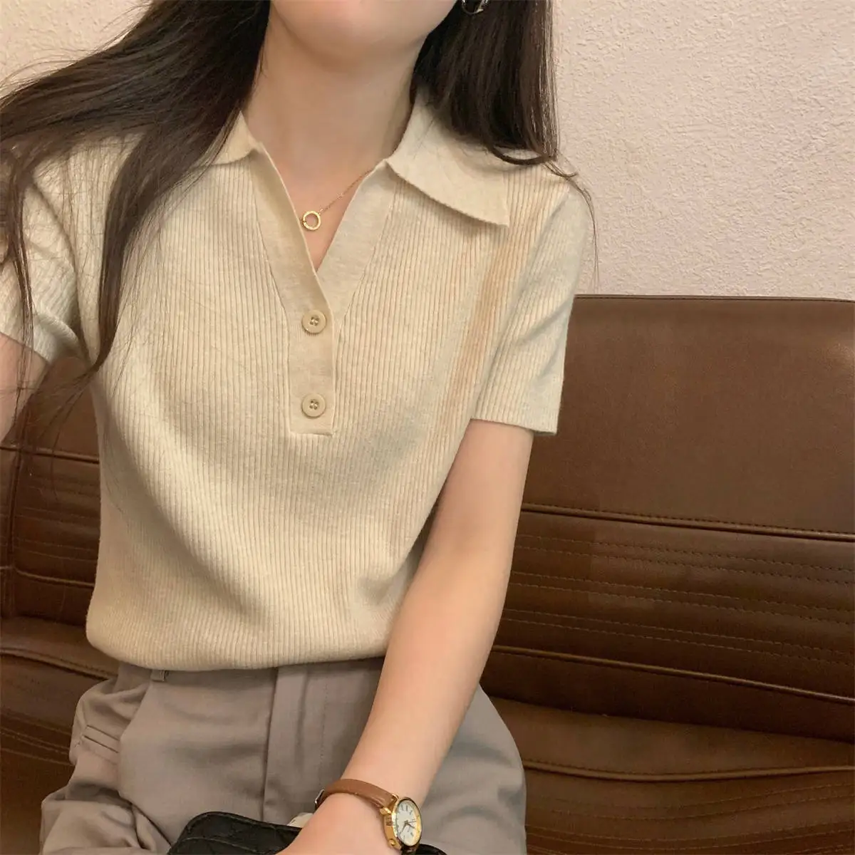 Summer 2026 New Collar Pure Desire Small irt Button High-End Design Sensation Ice Silk Knitted Top
Summer 2026 New Collar Pure Desire Small irt Button High-End Design Sensation Ice Silk Knitted Top