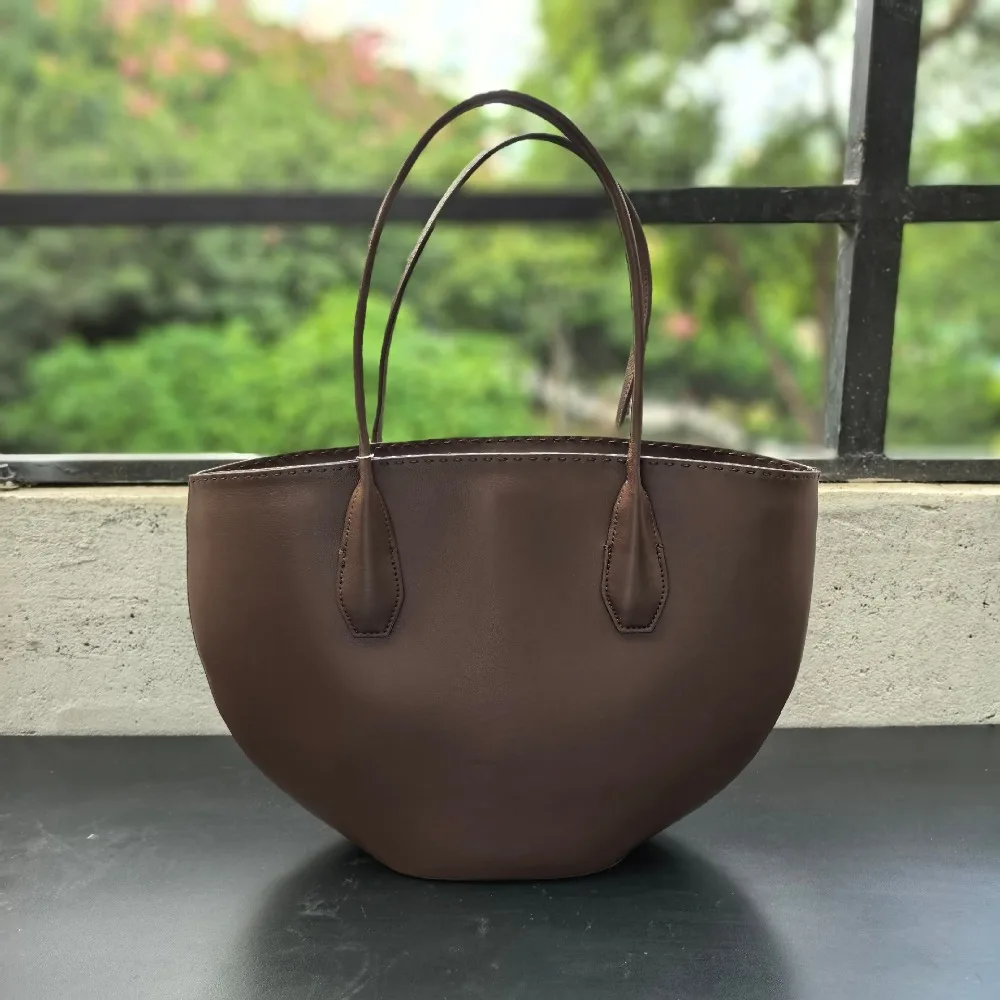 Premium New Minimalist Women's Bag Cowhide Pure Hand-stitched Retro Large-capacity Commuting Semicircular Shoulder Underarm Bag
Premium New Minimalist Women's Bag Cowhide Pure Hand-stitched Retro Large-capacity Commuting Semicircular Shoulder Underarm Bag