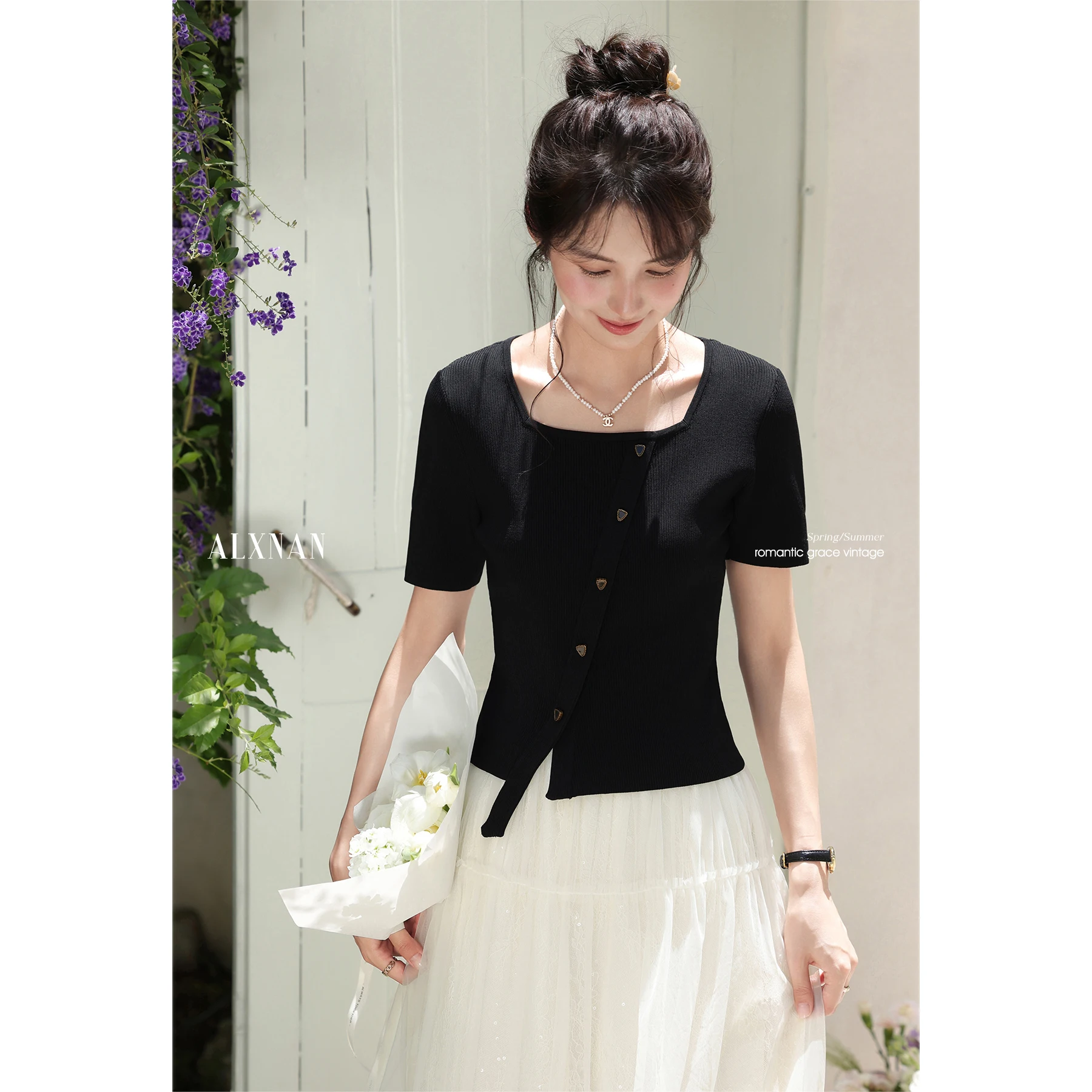 ALXNAN Women's Black T-shirt Elegant Square Collar Short Sleeve T-shirt Chic Buttons Casual Slim-fit Short Female Tops L55753
ALXNAN Women's Black T-shirt Elegant Square Collar Short Sleeve T-shirt Chic Buttons Casual Slim-fit Short Female Tops L55753