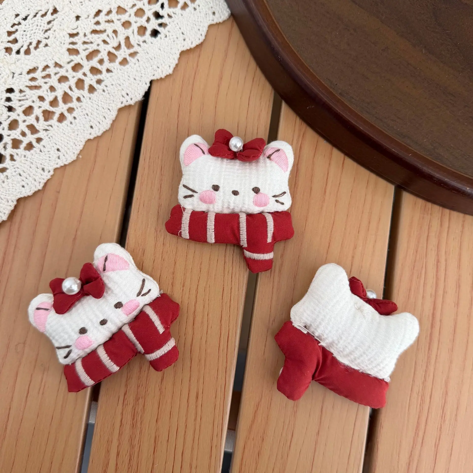Soft Stuffed Cartoon Cat Bow Brooch Pin for DIY Hat Scarf Bag Decoration Versatile Sewing Embellishment High Quality
Soft Stuffed Cartoon Cat Bow Brooch Pin for DIY Hat Scarf Bag Decoration Versatile Sewing Embellishment High Quality