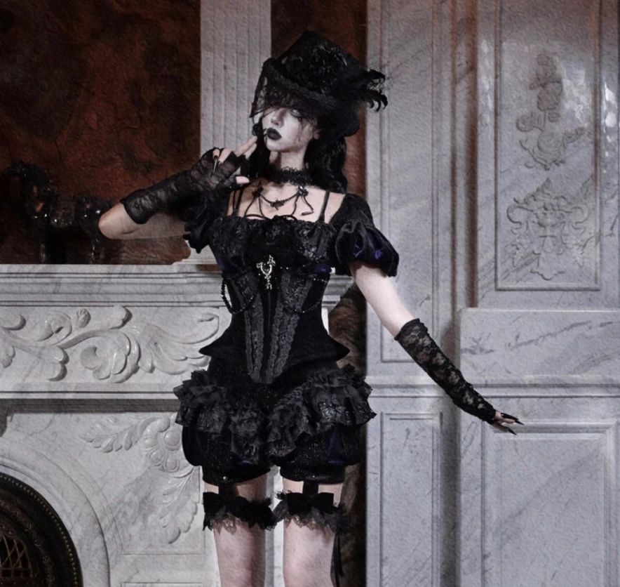 Новый осенний женский бархатный топ с пышными рукавами в готическом стиле на шнуровке и открытой спиной, тонкий топ со съемным кольцом на ногу, великолепные кружевные брюки с тыквой 
Новый осенний женский бархатный топ с пышными рукавами в готическом стиле на шнуровке и открытой спиной, тонкий топ со съемным кольцом на ногу, великолепные кружевные брюки с тыквой