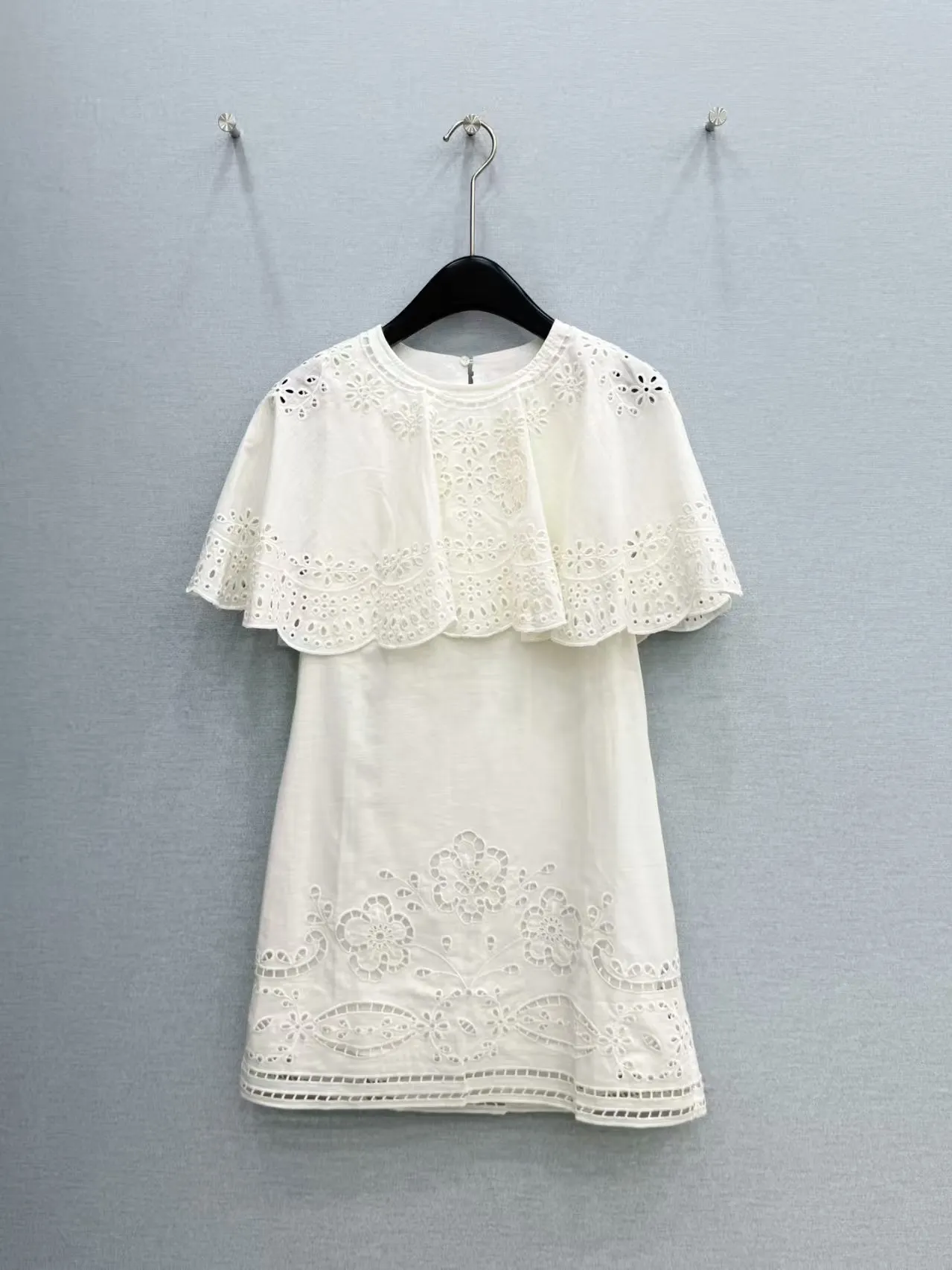 High quality summer new product hollowed out embroidered cape with ruffle edge shawl style round neck dress
High quality summer new product hollowed out embroidered cape with ruffle edge shawl style round neck dress