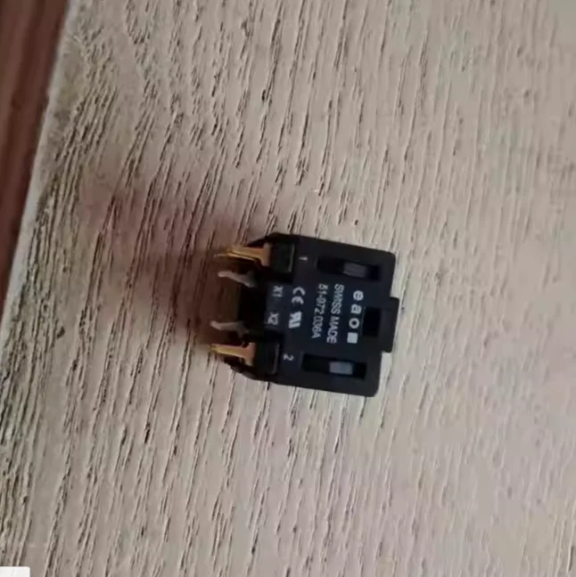 51-972.036A Абсолютно новый оригинальный швейцарский кнопочный переключатель EAO
51-972.036A Абсолютно новый оригинальный швейцарский кнопочный переключатель EAO