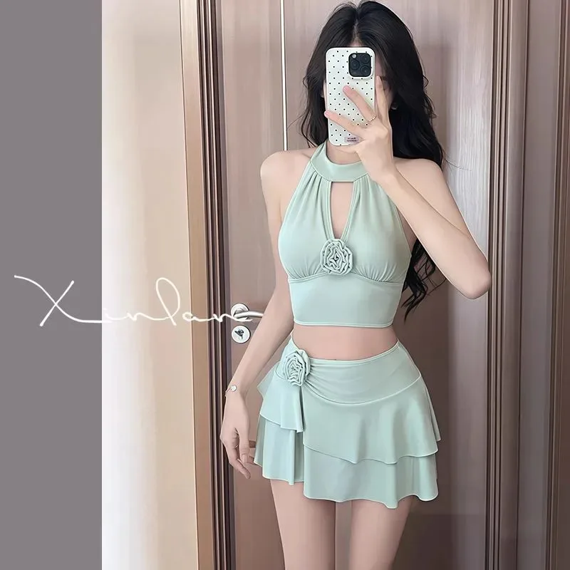 Женский купальник из двух частей: топ-халтер с рюшами и юбка с высокой талией, с цветочным принтом
Женский купальник из двух частей: топ-халтер с рюшами и юбка с высокой талией, с цветочным принтом