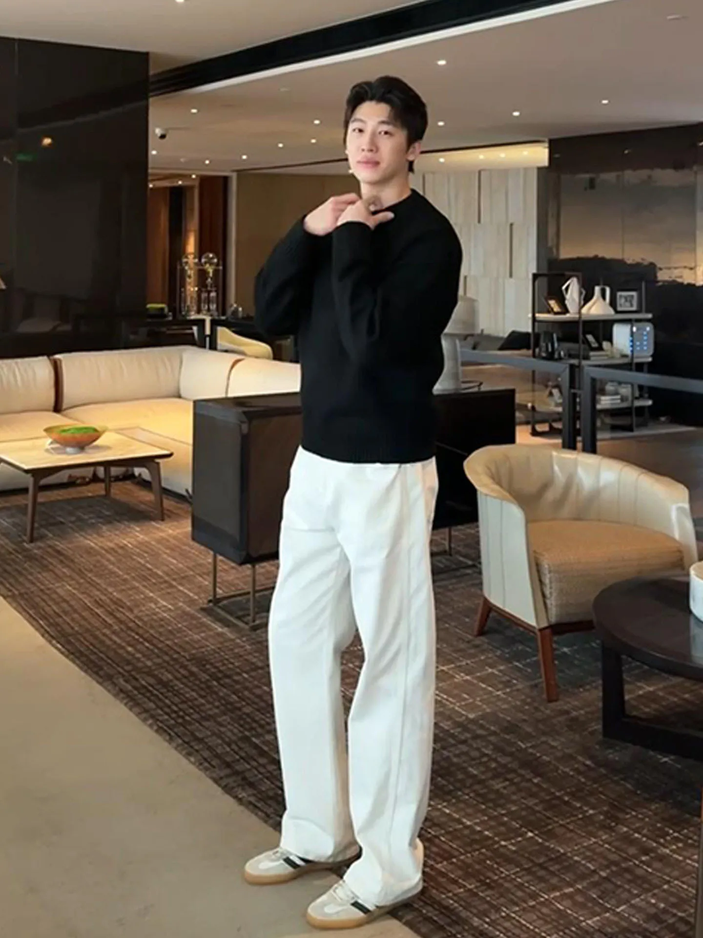 Американские белые джинсы-клеш для мужчин, осенне-зимние, длинные, свободного прямого кроя, с высокой талией
Американские белые джинсы-клеш для мужчин, осенне-зимние, длинные, свободного прямого кроя, с высокой талией