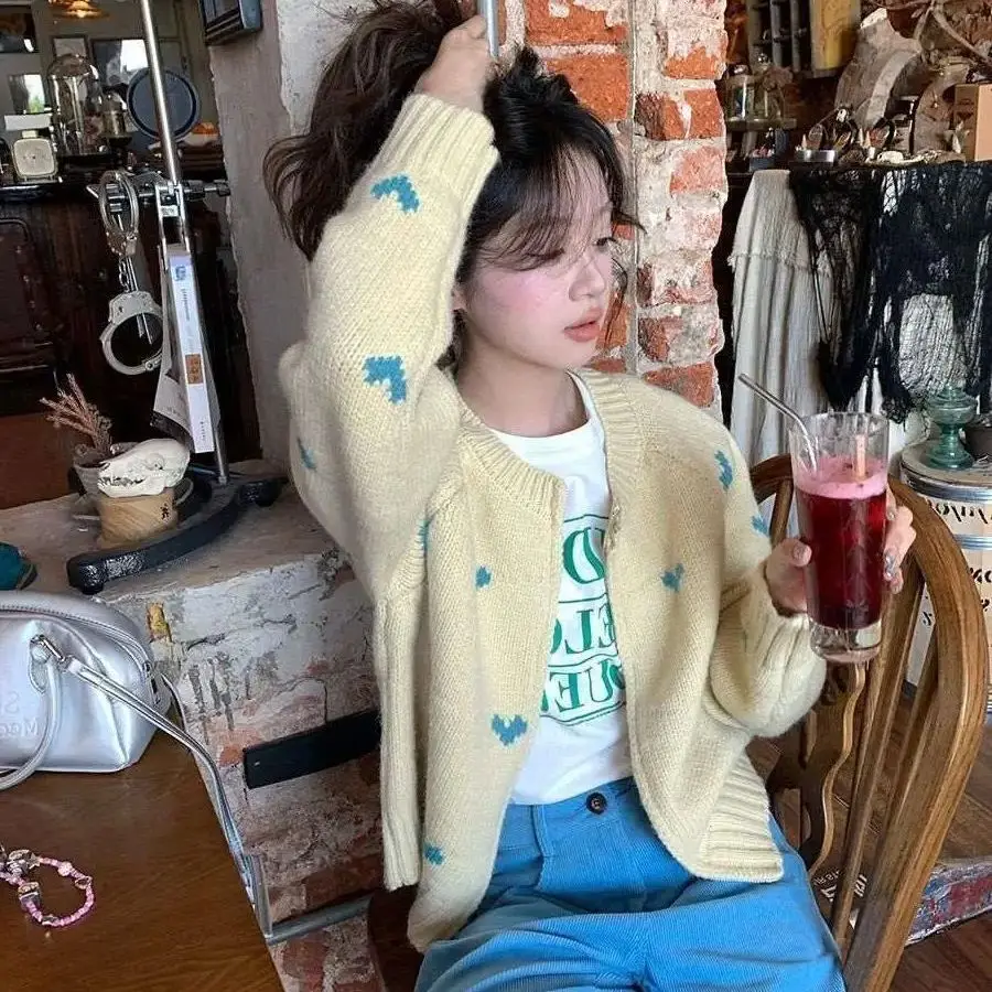 Knitted Shirt Retro Sweet Autumn Winter 2024 New Yellow Heart-Shaped Stitching Long-Sleeved Short Sweater Female Zipper Cardigan
Knitted Shirt Retro Sweet Autumn Winter 2024 New Yellow Heart-Shaped Stitching Long-Sleeved Short Sweater Female Zipper Cardigan