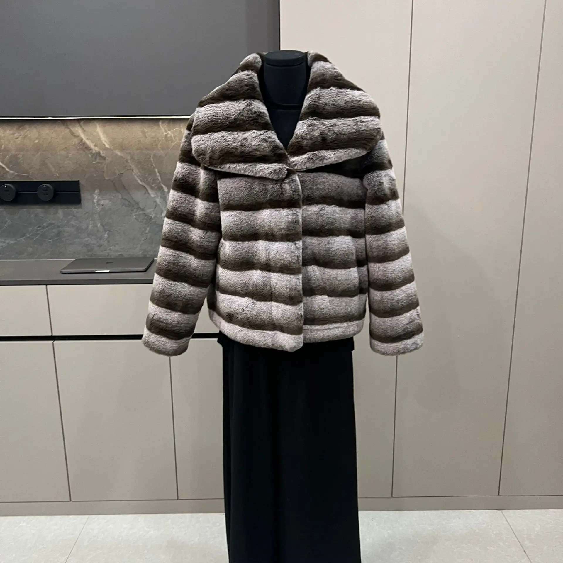 Fashionable 2025 dark purple beaver fur color winter full fur coat for chinchilla, blue color, women's short new style
Fashionable 2025 dark purple beaver fur color winter full fur coat for chinchilla, blue color, women's short new style