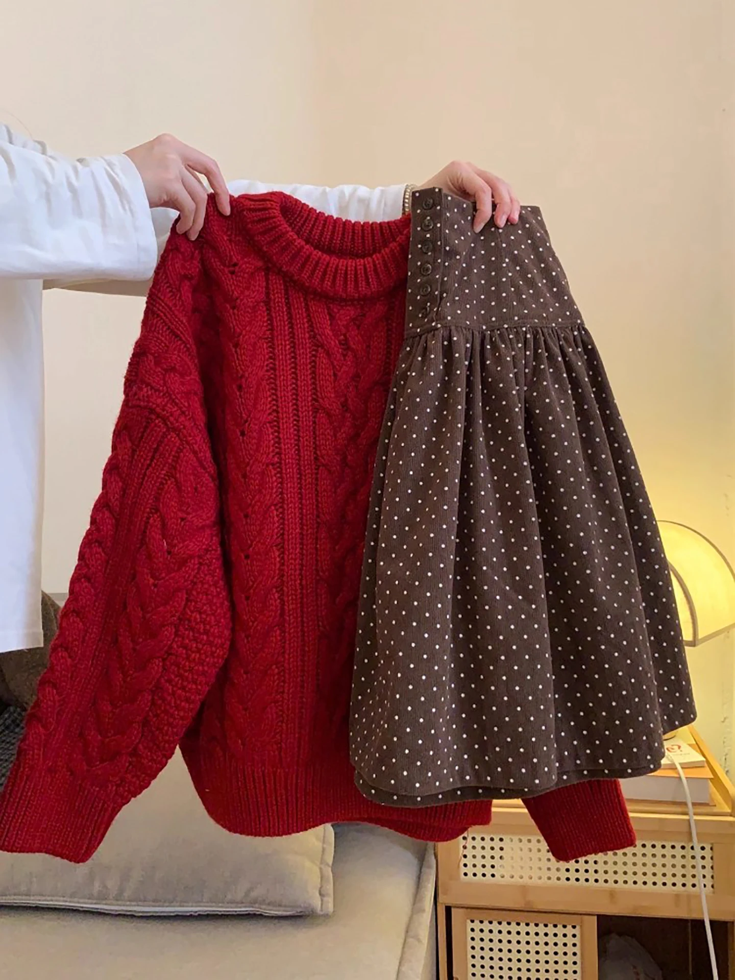 Женский вязаный свитер и юбка Thiened, комплект осенне-зимней моды, свободный теплый уютный витой вязаный топ Bot Ense...
Женский вязаный свитер и юбка Thiened, комплект осенне-зимней моды, свободный теплый уютный витой вязаный топ Bot Ense...