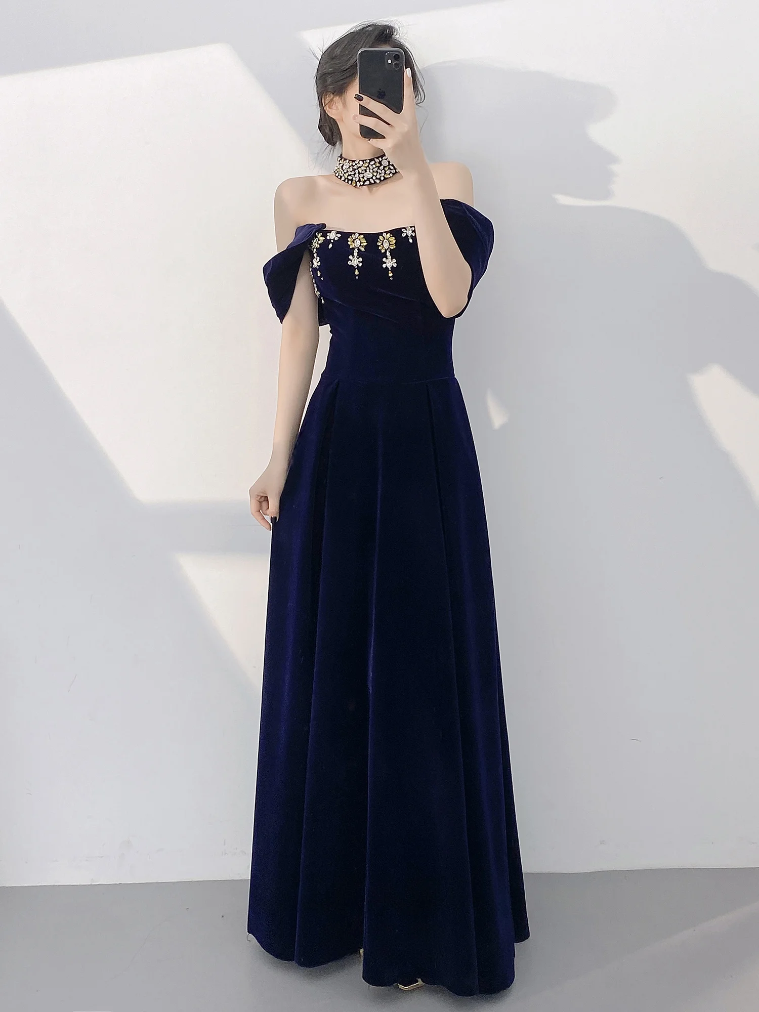 Элегантное синее вечернее платье на одно плечо для женщин, новинка 2024 года, для корпоративных мероприятий и новогодних вечеринок, длинное, в корейском стиле, с юбкой А-силуэта
Элегантное синее вечернее платье на одно плечо для женщин, новинка 2024 года, для корпоративных мероприятий и новогодних вечеринок, длинное, в корейском стиле, с юбкой А-силуэта