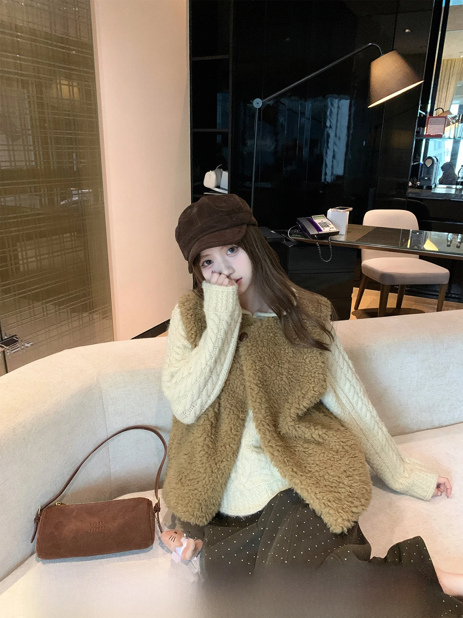 Корейский жилет из меха ягненка на одной пуговице, повседневная одежда, верхняя одежда, дизайн обычной длины, чистый цвет, китайский заказ
Корейский жилет из меха ягненка на одной пуговице, повседневная одежда, верхняя одежда, дизайн обычной длины, чистый цвет, китайский заказ