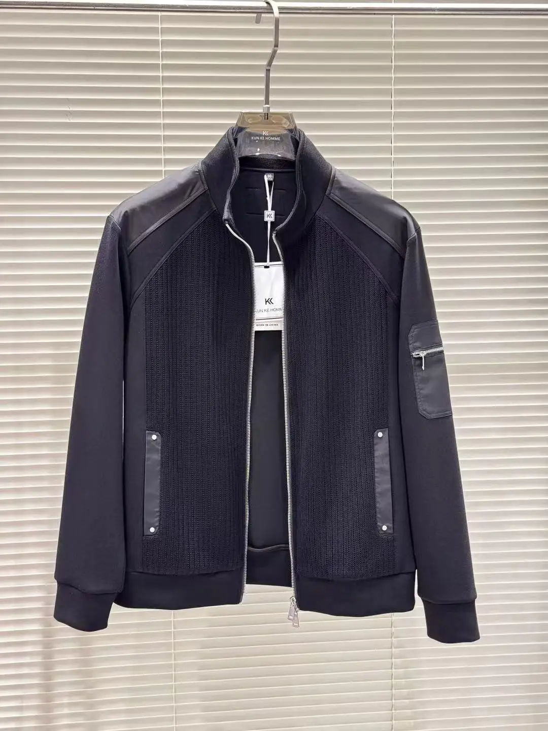 Высококачественная мужская повседневная модная куртка с воротником-стойкой, осенняя новинка, универсальная, для отдыха и бизнеса, европейские товары
Высококачественная мужская повседневная модная куртка с воротником-стойкой, осенняя новинка, универсальная, для отдыха и бизнеса, европейские товары