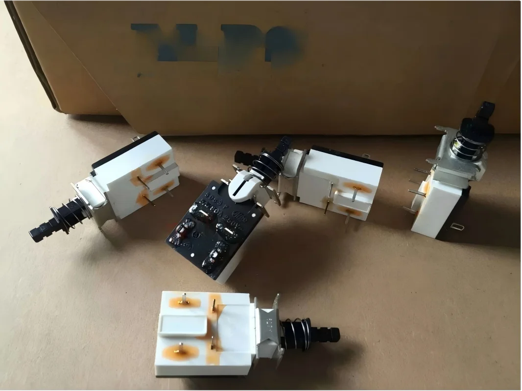 3PCS/lot Original power amplifier chassis, power switch 5A/80A 250V self-locking, with spring, with lock switch
3PCS/lot Original power amplifier chassis, power switch 5A/80A 250V self-locking, with spring, with lock switch