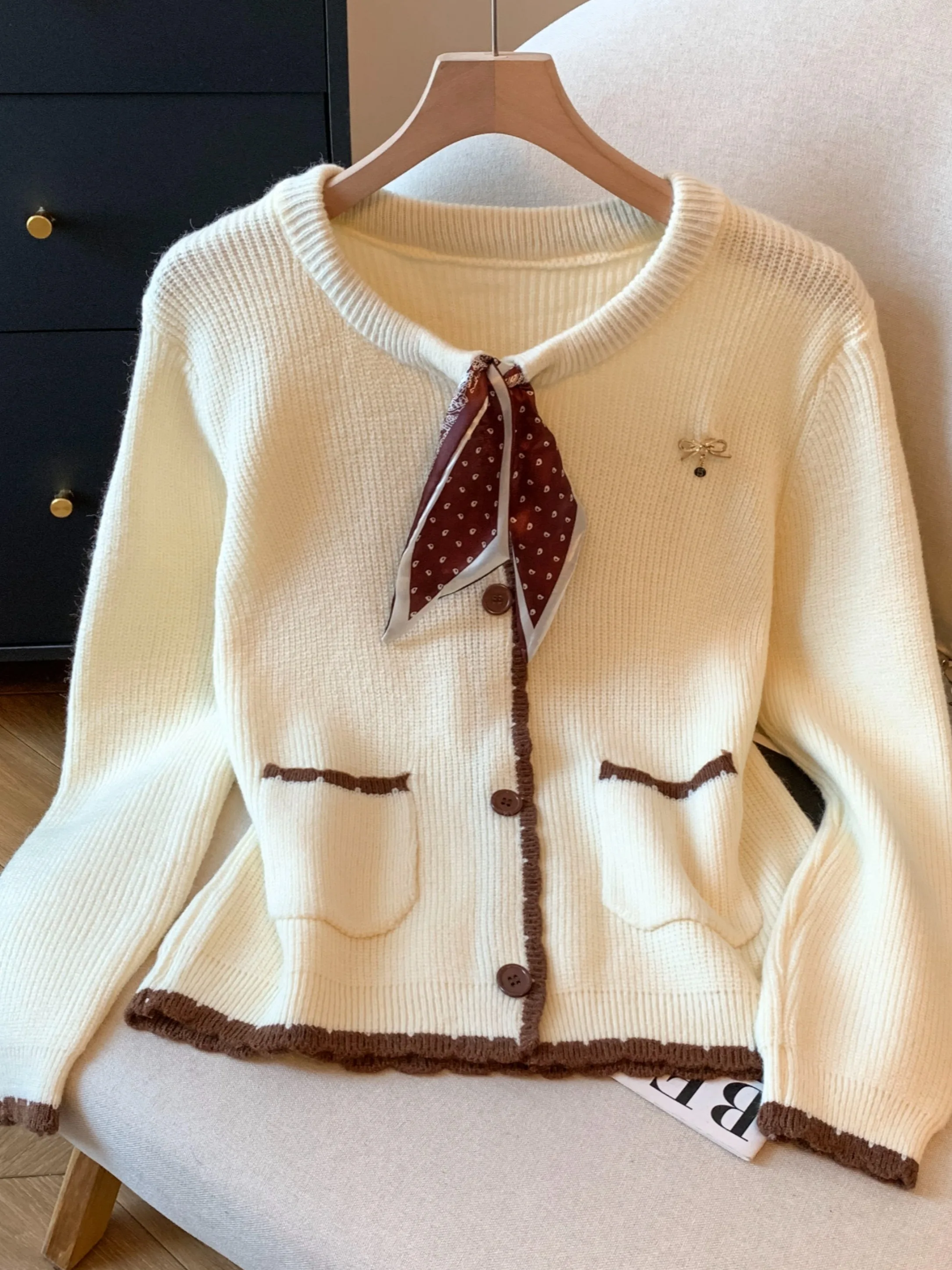 Шелковый шарф в стиле ретро, вязаный свободный свитер, пальто, женский осенне-зимний утягивающий круглый открытый кардиган, самовсасывающий...
Шелковый шарф в стиле ретро, вязаный свободный свитер, пальто, женский осенне-зимний утягивающий круглый открытый кардиган, самовсасывающий...