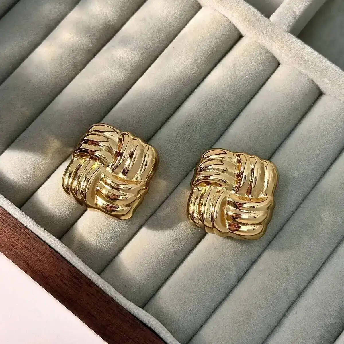 KunJoe Fashion Square Smooth Stainless Steel Stud Earring Women Irregular 18K Gold Plated Ear Jewelry Exquisite Accessories Gift
KunJoe Fashion Square Smooth Stainless Steel Stud Earring Women Irregular 18K Gold Plated Ear Jewelry Exquisite Accessories Gift