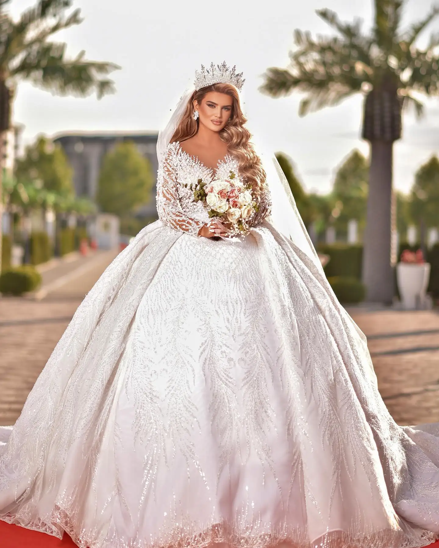 Luxury Dubai Pearls Ball Gowns Lace Sequined Beaded Wedding Dress Custom Made Sheer Neck Glitter Vestido de novia
Luxury Dubai Pearls Ball Gowns Lace Sequined Beaded Wedding Dress Custom Made Sheer Neck Glitter Vestido de novia