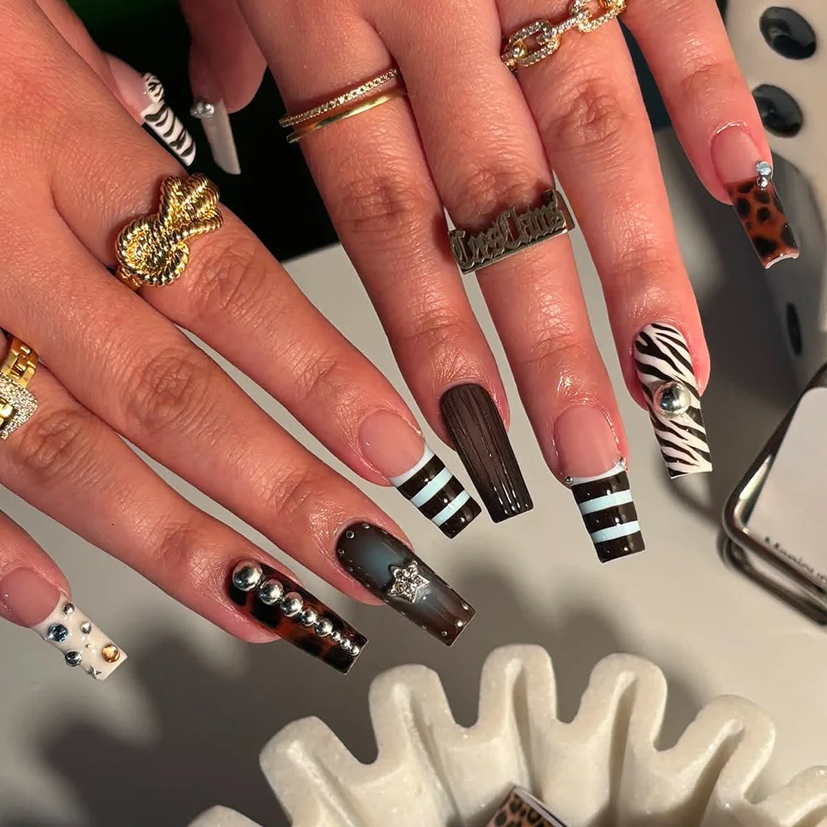 24pcs Y2K Leopard Zebra Print Press On Nails 3D Silver Bead Star Charm Long Coffin Brown Fake Nail Long Ladder False Nail Art
24pcs Y2K Leopard Zebra Print Press On Nails 3D Silver Bead Star Charm Long Coffin Brown Fake Nail Long Ladder False Nail Art