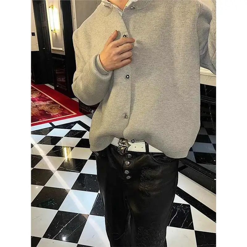Вязаный кардиган в американском стиле ретро с пуговицами, осенне-зимний повседневный простой подходящий свитер для мужчин и женщин
Вязаный кардиган в американском стиле ретро с пуговицами, осенне-зимний повседневный простой подходящий свитер для мужчин и женщин