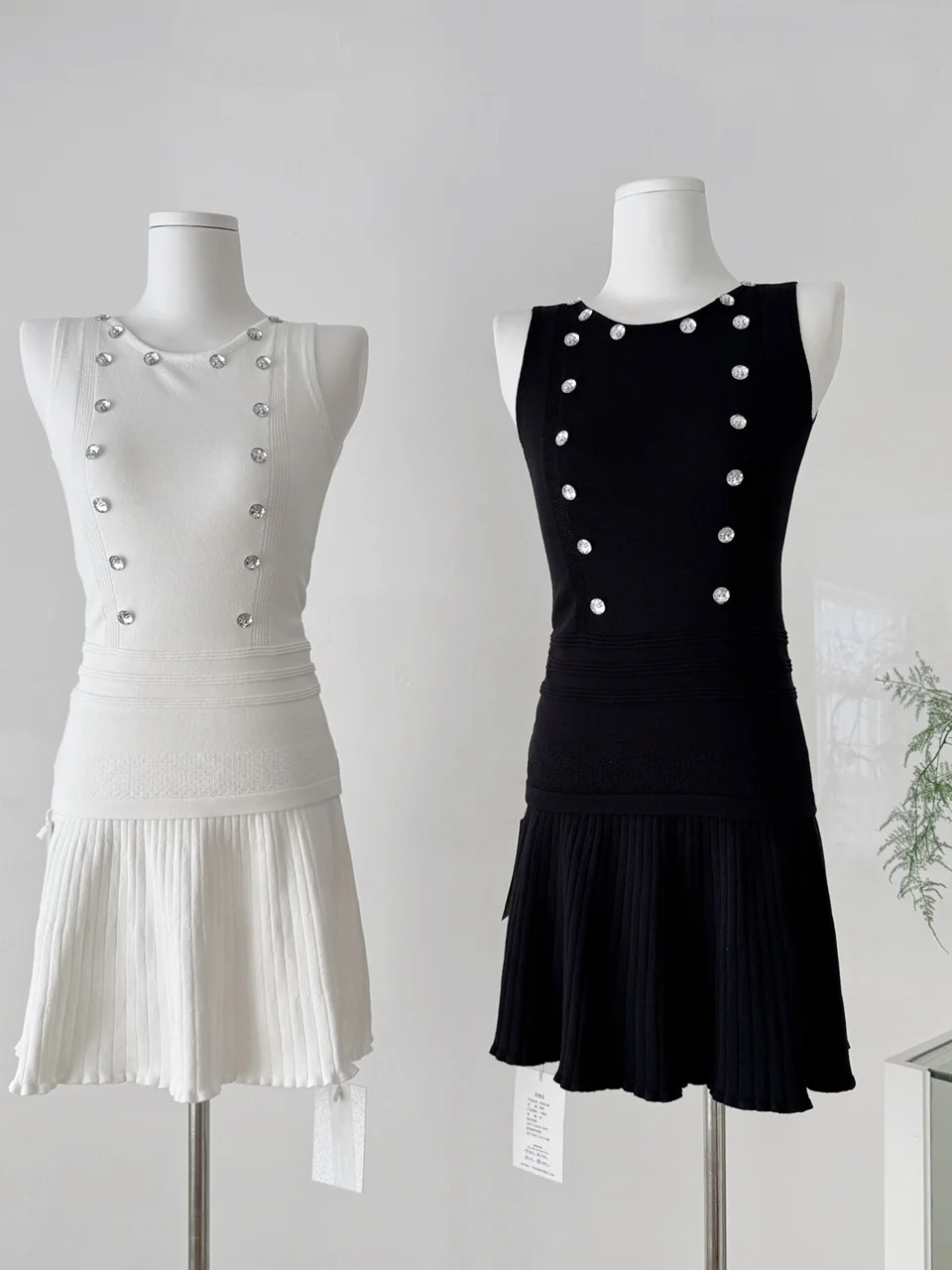 Slim Fit round Ne Svel Button Design Vest Top plus High Waist Pleated ort Skirt Two Piece Set Women's Faion Outfit
Slim Fit round Ne Svel Button Design Vest Top plus High Waist Pleated ort Skirt Two Piece Set Women's Faion Outfit