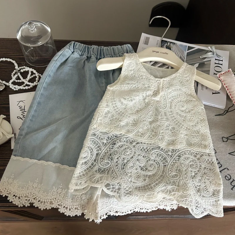 Korean Children's Clothing 2025 New Summer Girls Sleeveless Lace Vest Children's Lace Denim Wide-leg Pants Two-piece Set
Korean Children's Clothing 2025 New Summer Girls Sleeveless Lace Vest Children's Lace Denim Wide-leg Pants Two-piece Set