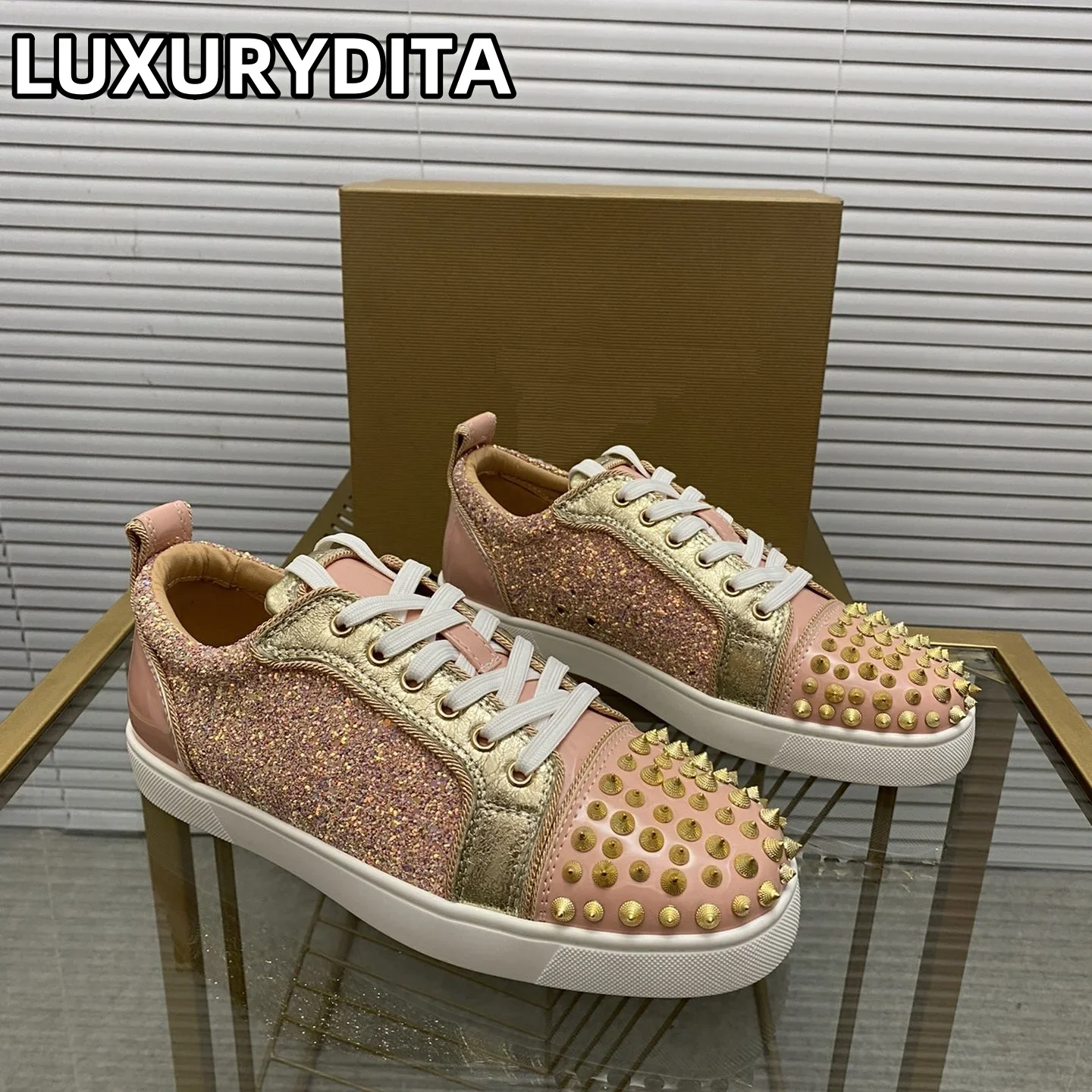 Top Quality Womens Trendy Casual Tennis Shoes Luxury Mens Real Leather Sneakers 35-48 Designr Rivet Red Soled Lovers Shoes M0149
Top Quality Womens Trendy Casual Tennis Shoes Luxury Mens Real Leather Sneakers 35-48 Designr Rivet Red Soled Lovers Shoes M0149