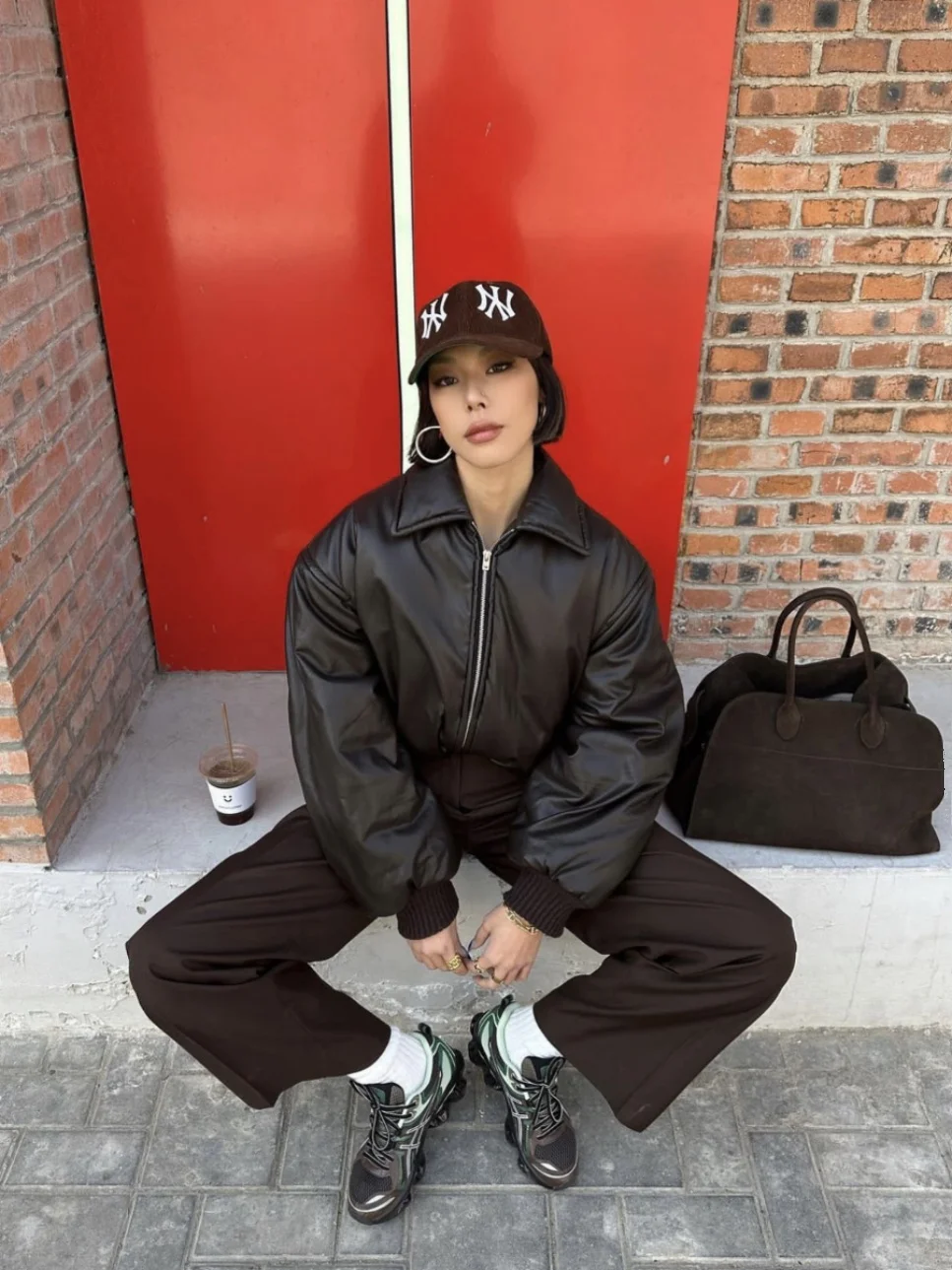 Jennie Sle ort Bread Cotton Jaet Deep Brown Turn-down Collar PU Leather Coat Street Faion Loose Fit Long Sve
Jennie Sle ort Bread Cotton Jaet Deep Brown Turn-down Collar PU Leather Coat Street Faion Loose Fit Long Sve