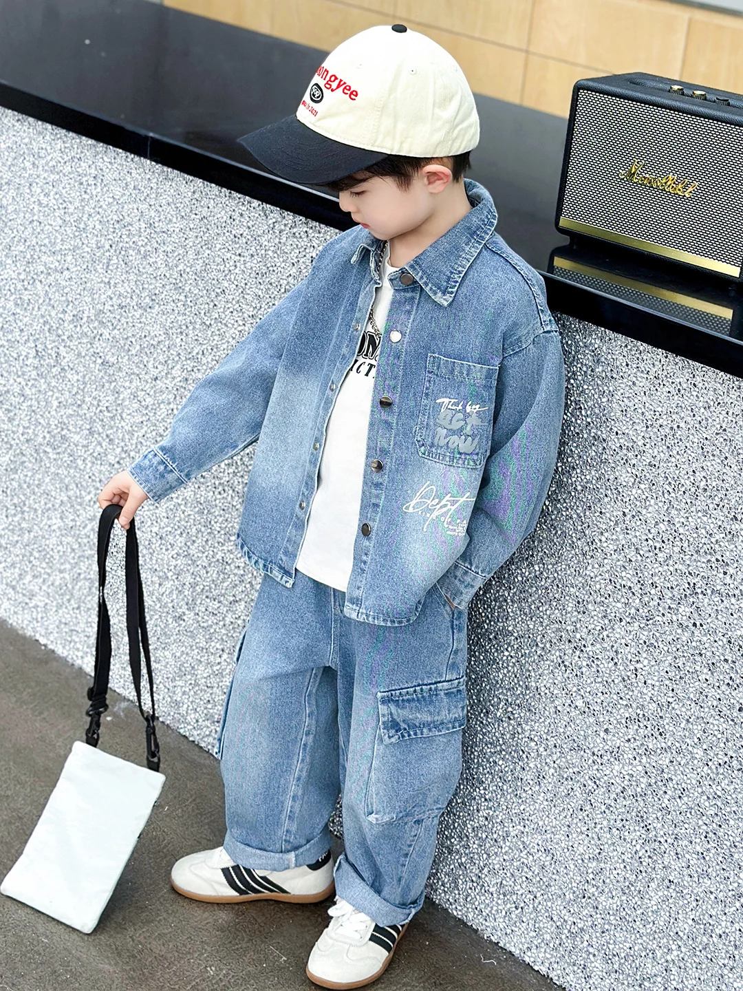 Boys' Printed Letter Denim Jaet And Pants Set Trendy Blue Spring Casual Spor Two-Piece Suit for Teenage Boys Long Sve
Boys' Printed Letter Denim Jaet And Pants Set Trendy Blue Spring Casual Spor Two-Piece Suit for Teenage Boys Long Sve