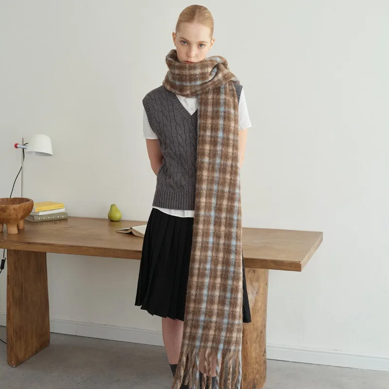 Женский шерстяной клетчатый шарф с грубой бахромой, объемная корейская шаль с цветными блоками ленивого стиля на осень/зиму
Женский шерстяной клетчатый шарф с грубой бахромой, объемная корейская шаль с цветными блоками ленивого стиля на осень/зиму