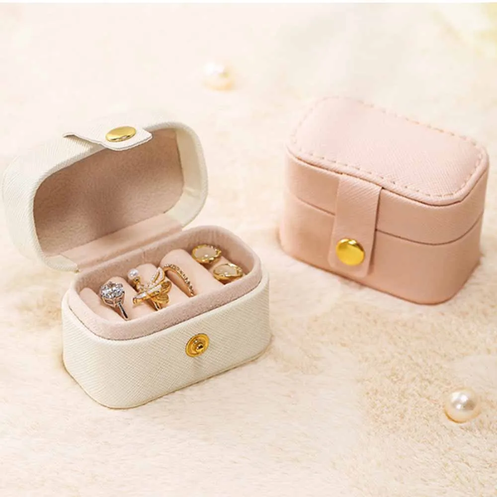 Портативное мини-кольцо, ювелирные изделия, коробка-органайзер из искусственной кожи, дисплей для путешествий, простой подарочный чехол, держатель для колец, упаковка ярких цветов
Портативное мини-кольцо, ювелирные изделия, коробка-органайзер из искусственной кожи, дисплей для путешествий, простой подарочный чехол, держатель для колец, упаковка ярких цветов