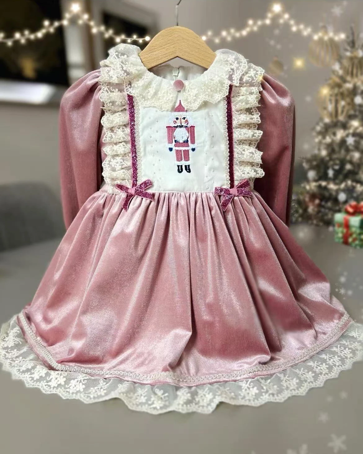 Baby Girl Autumn Winter Green Velvet Embroidery Vintage Turkish Princess Dress for Birthday Photography Christmas Holiday C135
Baby Girl Autumn Winter Green Velvet Embroidery Vintage Turkish Princess Dress for Birthday Photography Christmas Holiday C135
