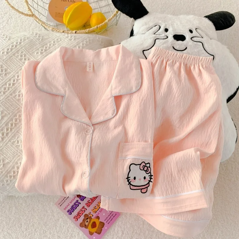 Новые летние розовые хлопковые пижамы с лацканами и милым рисунком Hello Kitty, женский милый кардиган, домашняя одежда с короткими рукавами
Новые летние розовые хлопковые пижамы с лацканами и милым рисунком Hello Kitty, женский милый кардиган, домашняя одежда с короткими рукавами