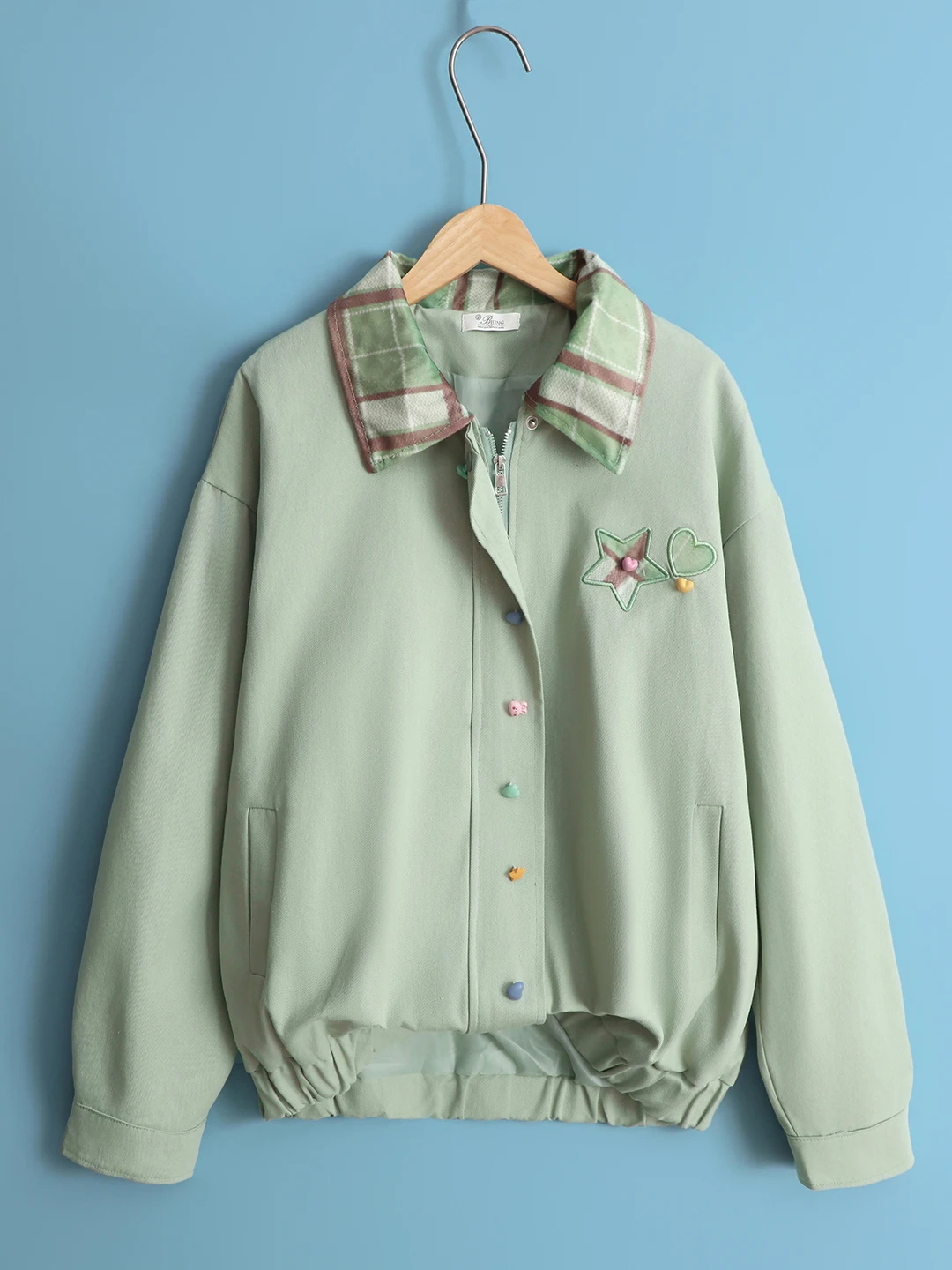 Женское пальто в стиле ретро, клетчатая лоскутная бейсбольная куртка с длинными рукавами и воротником, красочные пуговицы, повседневная куртка, весенне-осенний новый топ
Женское пальто в стиле ретро, клетчатая лоскутная бейсбольная куртка с длинными рукавами и воротником, красочные пуговицы, повседневная куртка, весенне-осенний новый топ