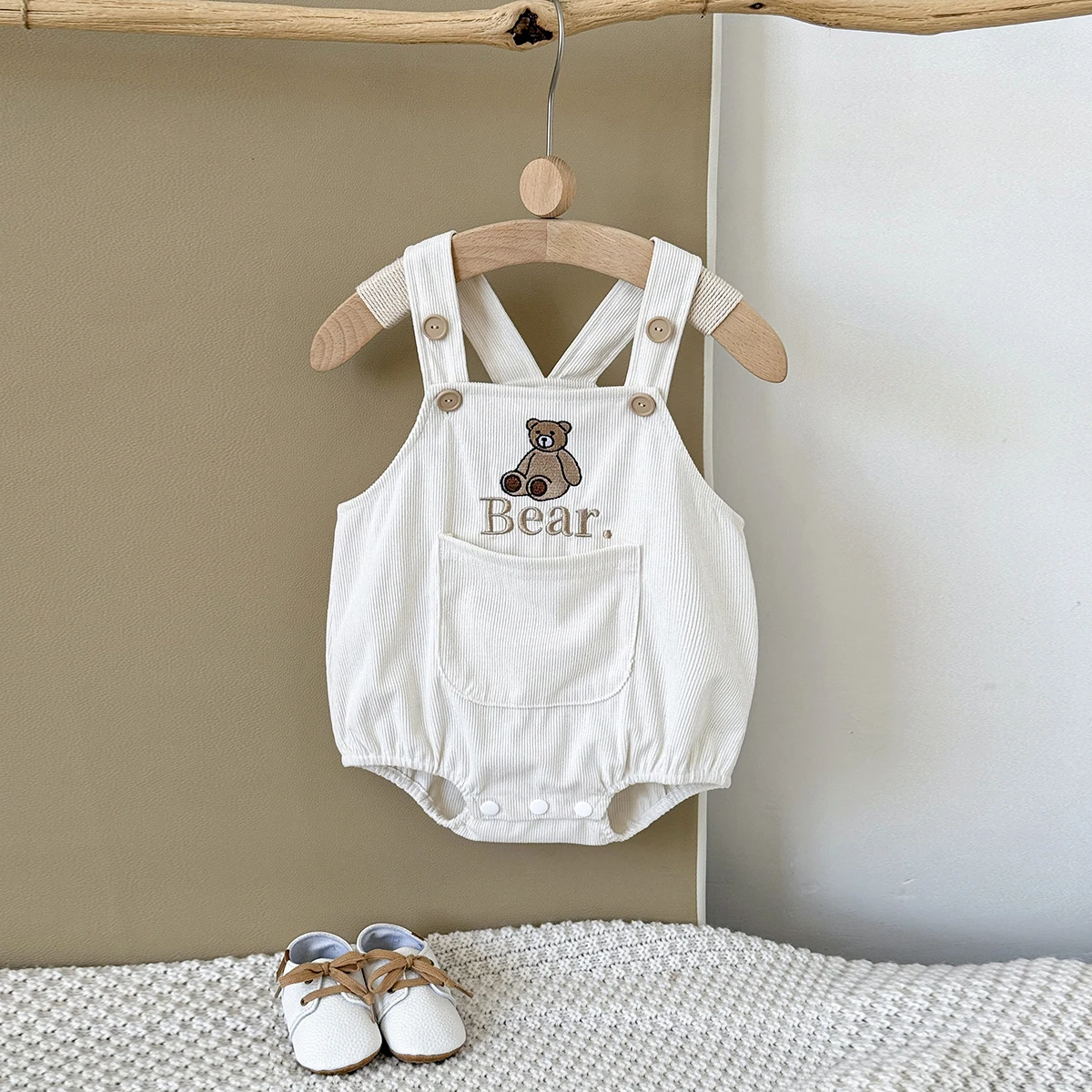Autumn Newborn Baby Boys Girls Clothes Sleeveless Romper Loose Bear Embroidery Shoulder Strap Triangle Jumpsuit Casual Overalls
Autumn Newborn Baby Boys Girls Clothes Sleeveless Romper Loose Bear Embroidery Shoulder Strap Triangle Jumpsuit Casual Overalls