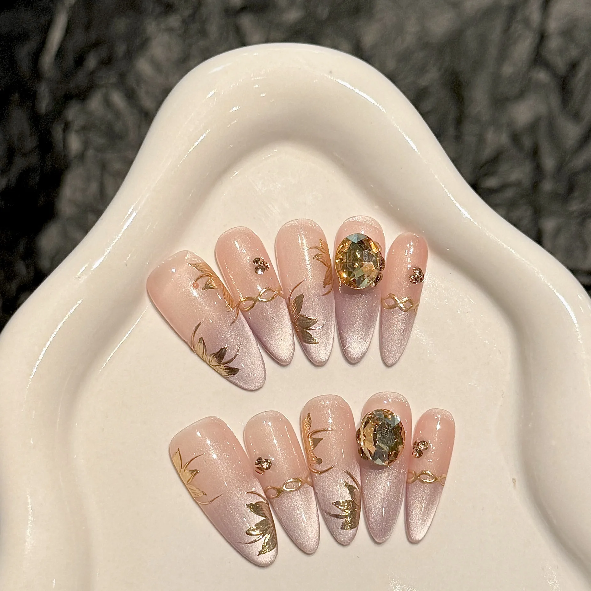10pcs Handmade Cat Eyes French Glitter Press On Nails 3D Crystal Gold Flower Designs Fake Nails Long Almond Wearable False Nail
10pcs Handmade Cat Eyes French Glitter Press On Nails 3D Crystal Gold Flower Designs Fake Nails Long Almond Wearable False Nail