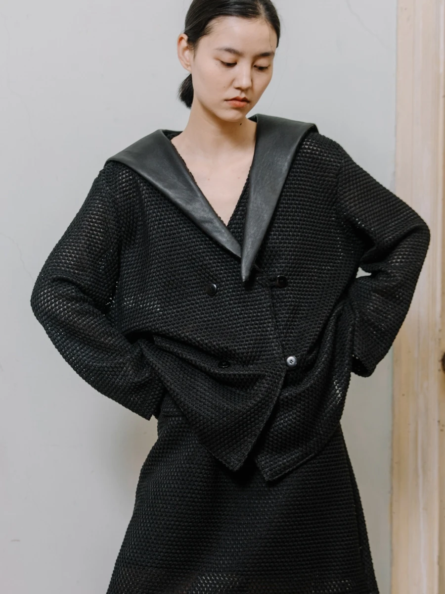 Стильная повседневная куртка с воротником-стойкой, декоративными вырезами, кожаными вставками, двойным рядом пуговиц, свободного кроя, однотонная, для работы.
Стильная повседневная куртка с воротником-стойкой, декоративными вырезами, кожаными вставками, двойным рядом пуговиц, свободного кроя, однотонная, для работы.