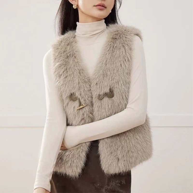 Faux Fur Fashion V-neck Women Waistcoat Outerwear 2025 New Autumn Winter Horn Button Versatile Female Sleeveless Plush Coat Vest
Faux Fur Fashion V-neck Women Waistcoat Outerwear 2025 New Autumn Winter Horn Button Versatile Female Sleeveless Plush Coat Vest