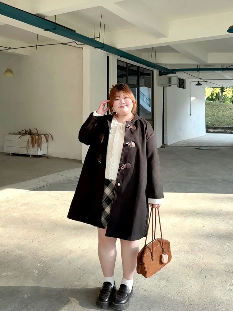 Пальто больших размеров в студенческом стиле с пуговицами из рога для полных женщин, зимняя верхняя одежда, удлиненное, с капюшоном, средней длины, стройнящее
Пальто больших размеров в студенческом стиле с пуговицами из рога для полных женщин, зимняя верхняя одежда, удлиненное, с капюшоном, средней длины, стройнящее